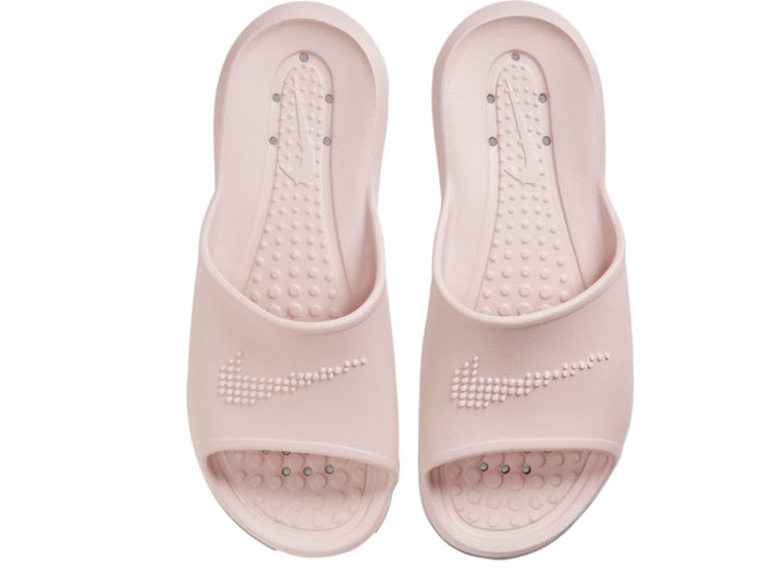 Sandalia Nike Victori One Shower Slide en color rosa pálido vista lateral.
