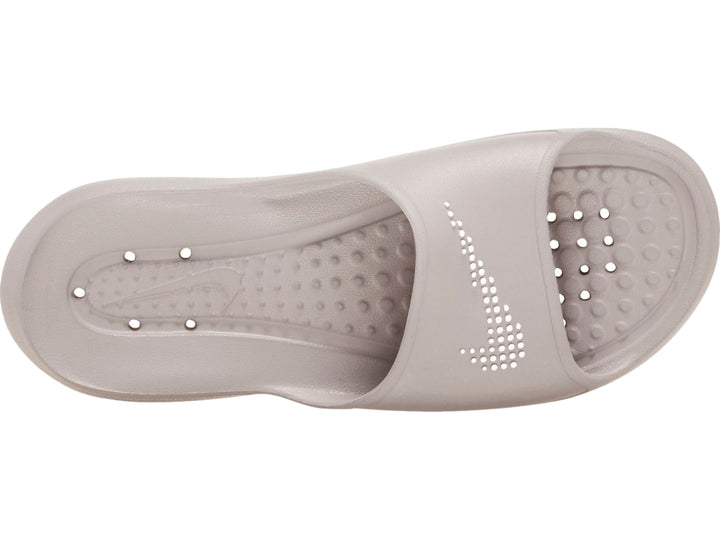 Sandalia Nike Victori One Shower Slide en color rosa pálido vista lateral.