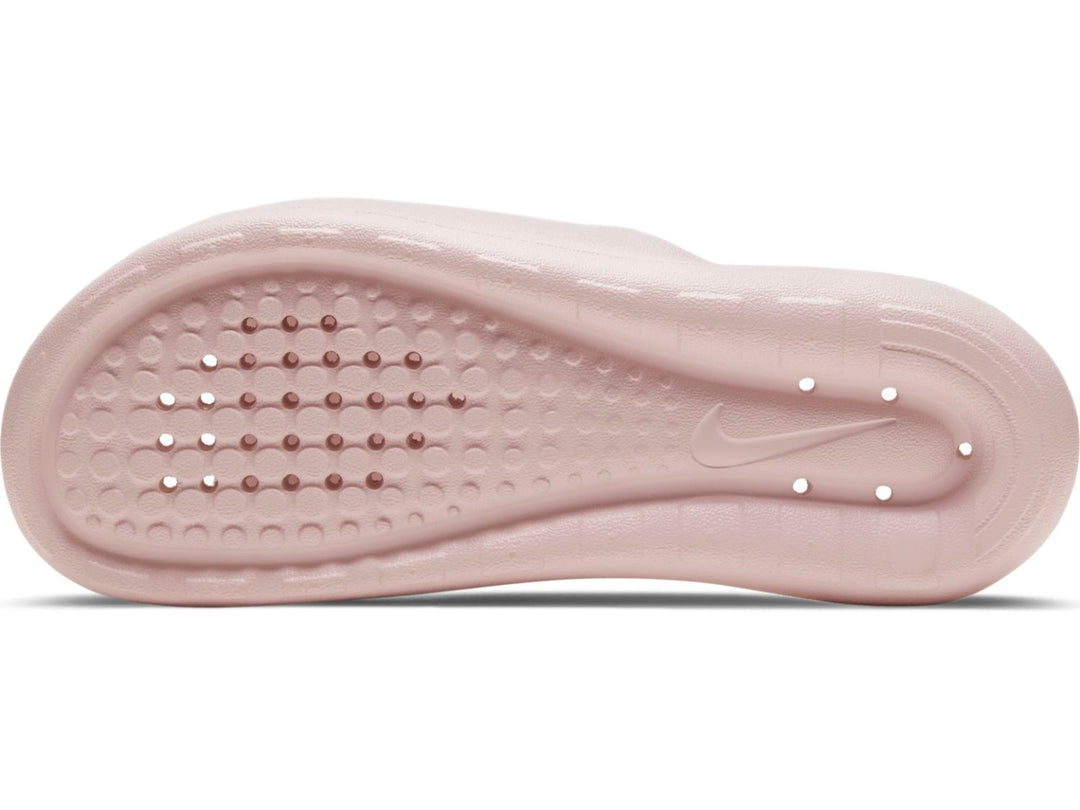 Sandalia Nike Victori One Shower Slide en color rosa pálido vista lateral.