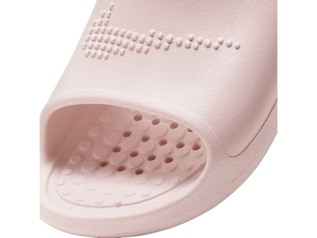 Sandalia Nike Victori One Shower Slide en color rosa pálido vista lateral.