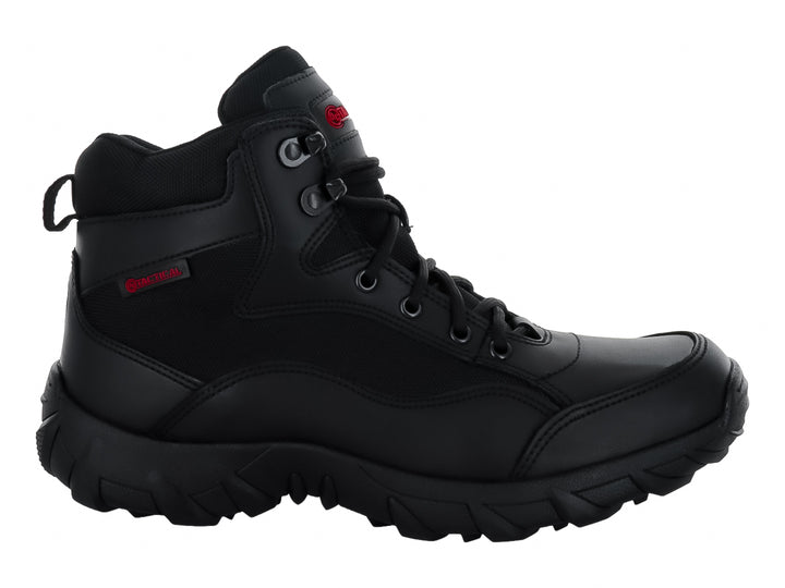 Bota táctica color negro con suela robusta y cordones, diseñada para actividades de exterior.