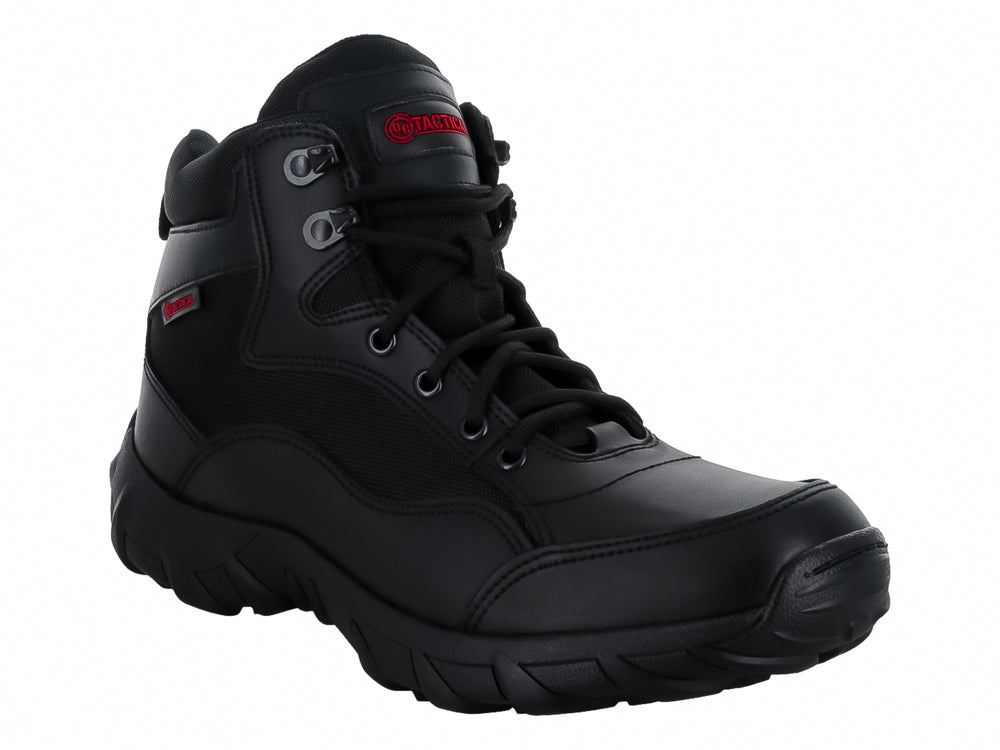 Bota táctica color negro con suela robusta y cordones, diseñada para actividades de exterior.
