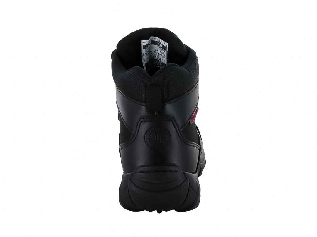 Bota táctica color negro con suela robusta y cordones, diseñada para actividades de exterior.