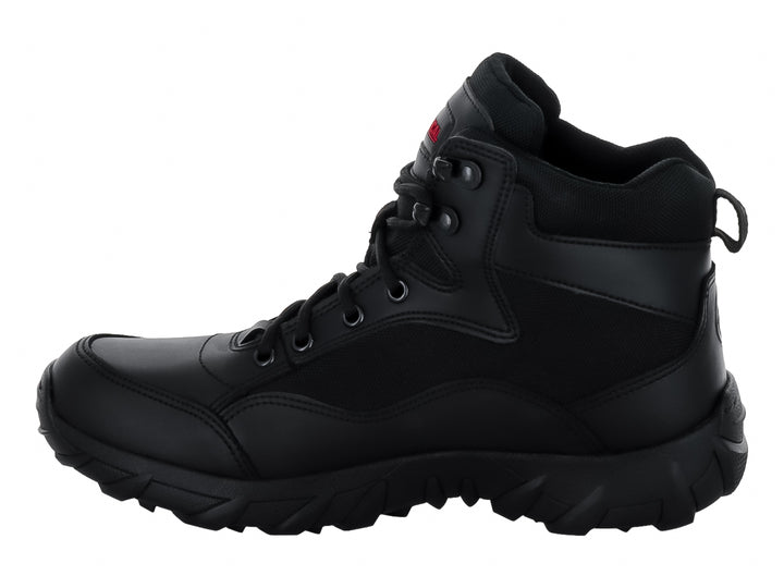 Bota táctica color negro con suela robusta y cordones, diseñada para actividades de exterior.