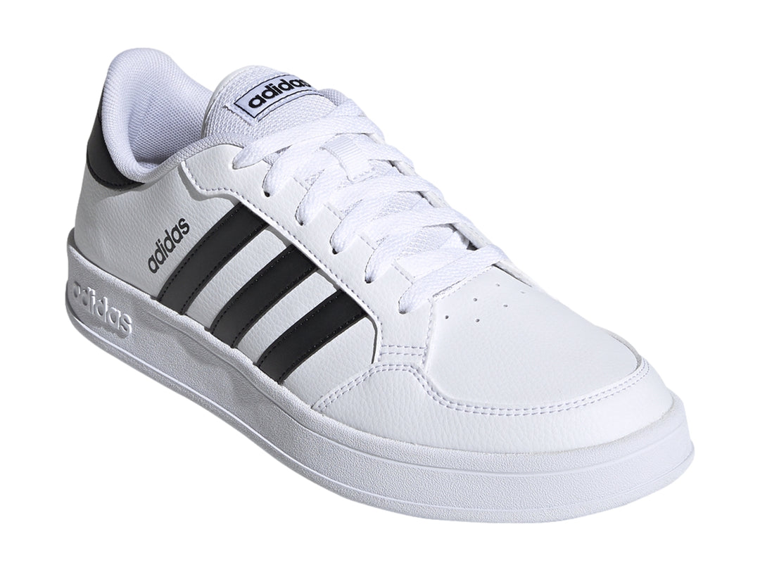 Tenis Adidas Breaknet en color blanco con las tres franjas laterales en negro y suela blanca.