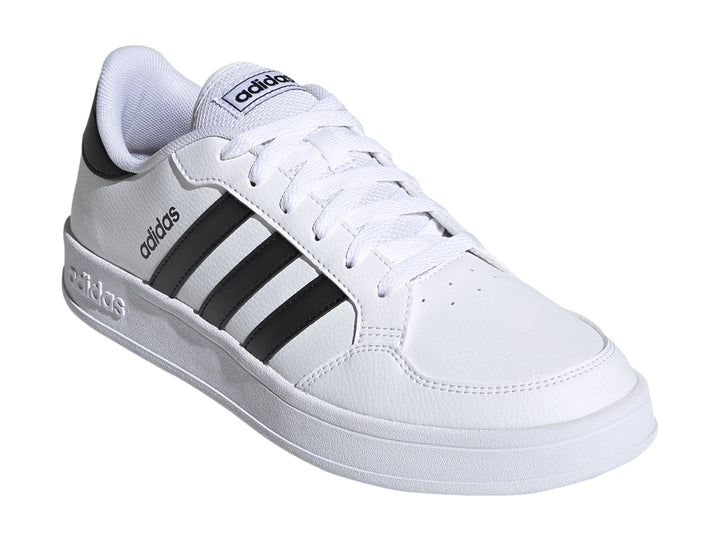 Tenis Adidas Breaknet en color blanco con las tres franjas laterales en negro y suela blanca.