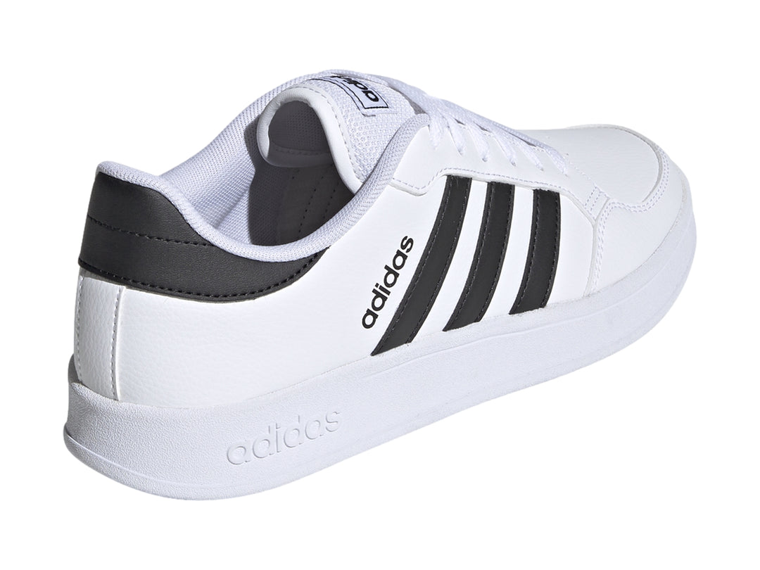 Tenis Adidas Breaknet en color blanco con las tres franjas laterales en negro y suela blanca.