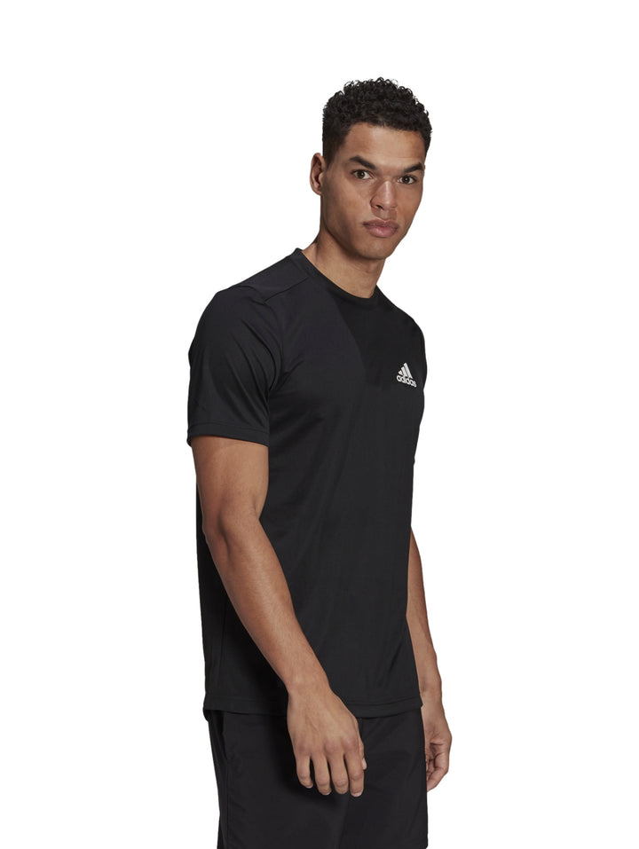 Hombre vistiendo playera deportiva Adidas de color negro con logo blanco en el pecho.