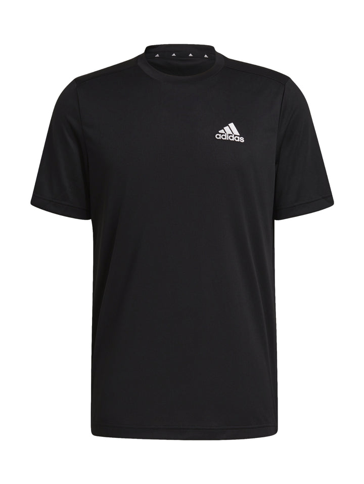 Hombre vistiendo playera deportiva Adidas de color negro con logo blanco en el pecho.