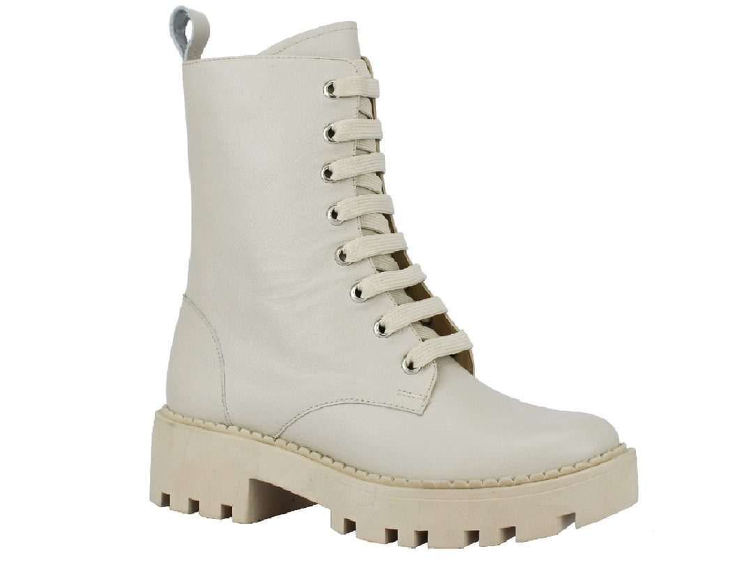 Botas de cuero color almendra con cordones y suela track gruesa.