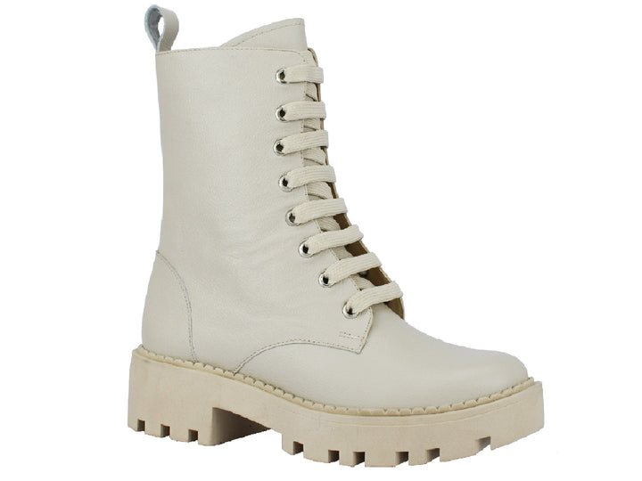 Botas de cuero color almendra con cordones y suela track gruesa.