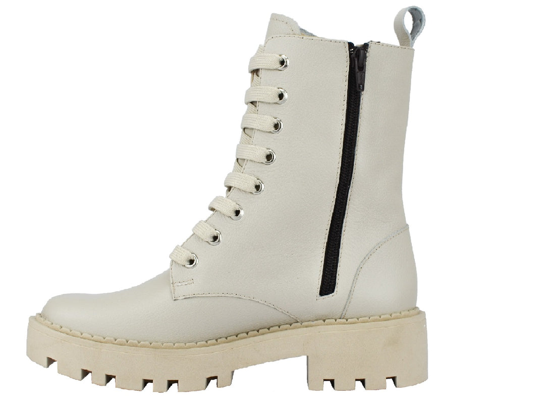 Botas de cuero color almendra con cordones y suela track gruesa.