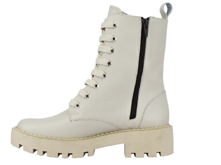 Botas de cuero color almendra con cordones y suela track gruesa.