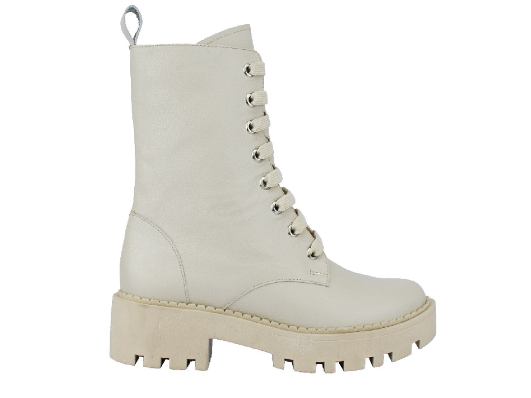 Botas de cuero color almendra con cordones y suela track gruesa.