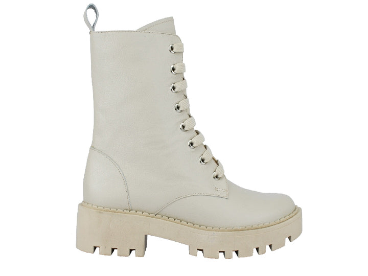 Botas de cuero color almendra con cordones y suela track gruesa.