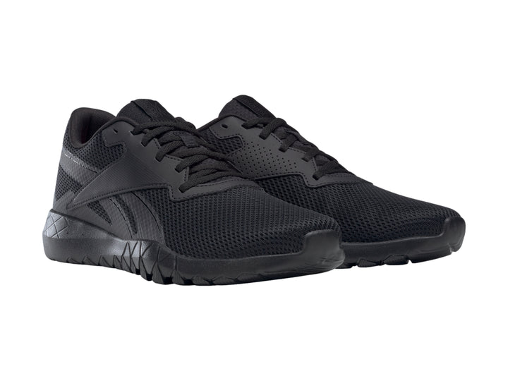Tenis Reebok Flexagon Energy TR en color negro total, con malla transpirable y suela deportiva.