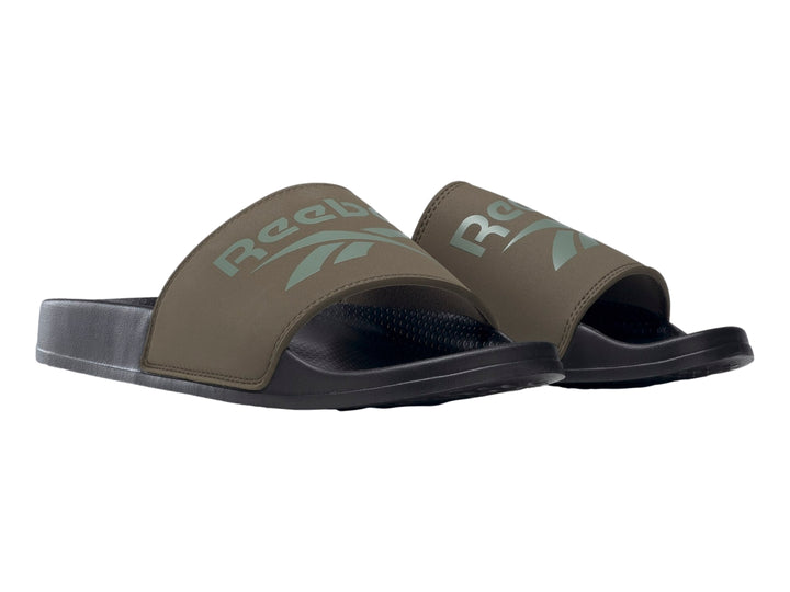 Sandalia deslizable Reebok en color verde militar y negro.