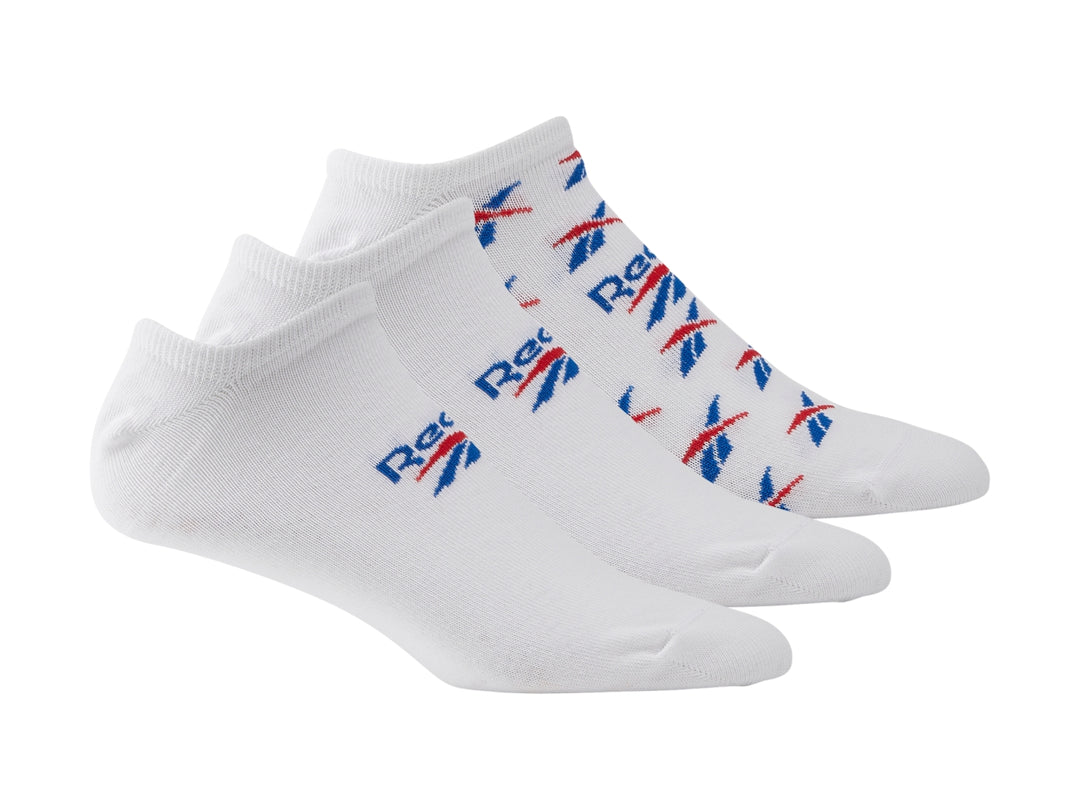 Paquete de tres pares de calcetines cortos blancos Reebok con detalles en azul y rojo.