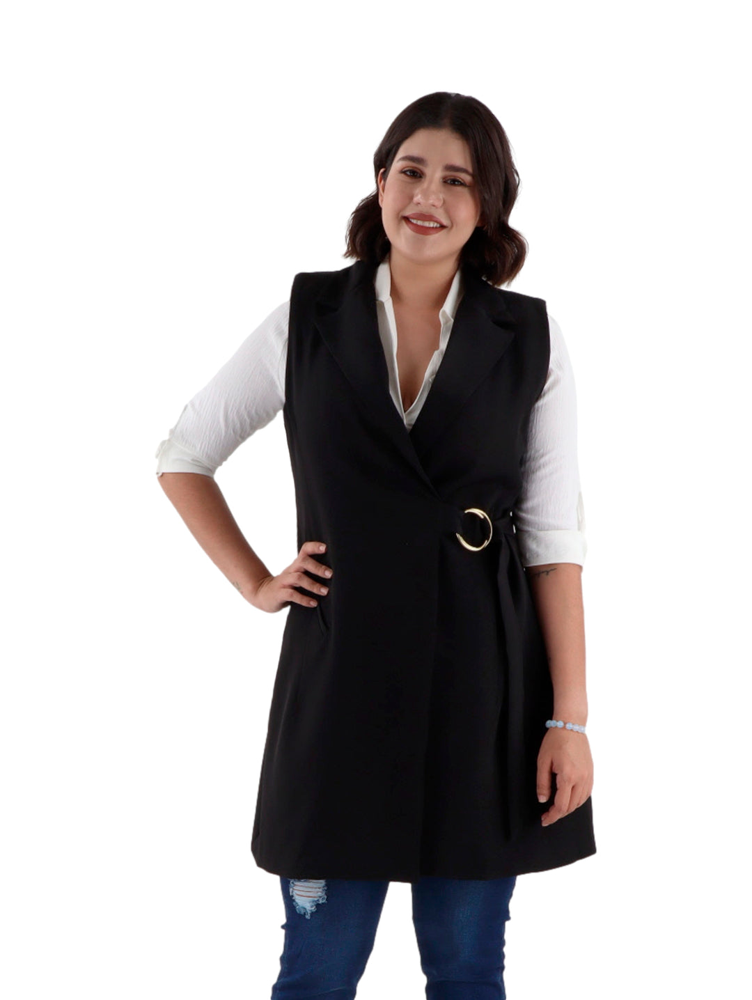 Mujer vistiendo un chaleco largo color negro con hebilla dorada en la cintura sobre una camisa blanca.