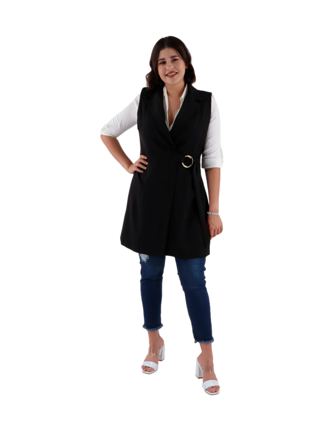 Mujer vistiendo un chaleco largo color negro con hebilla dorada en la cintura sobre una camisa blanca.