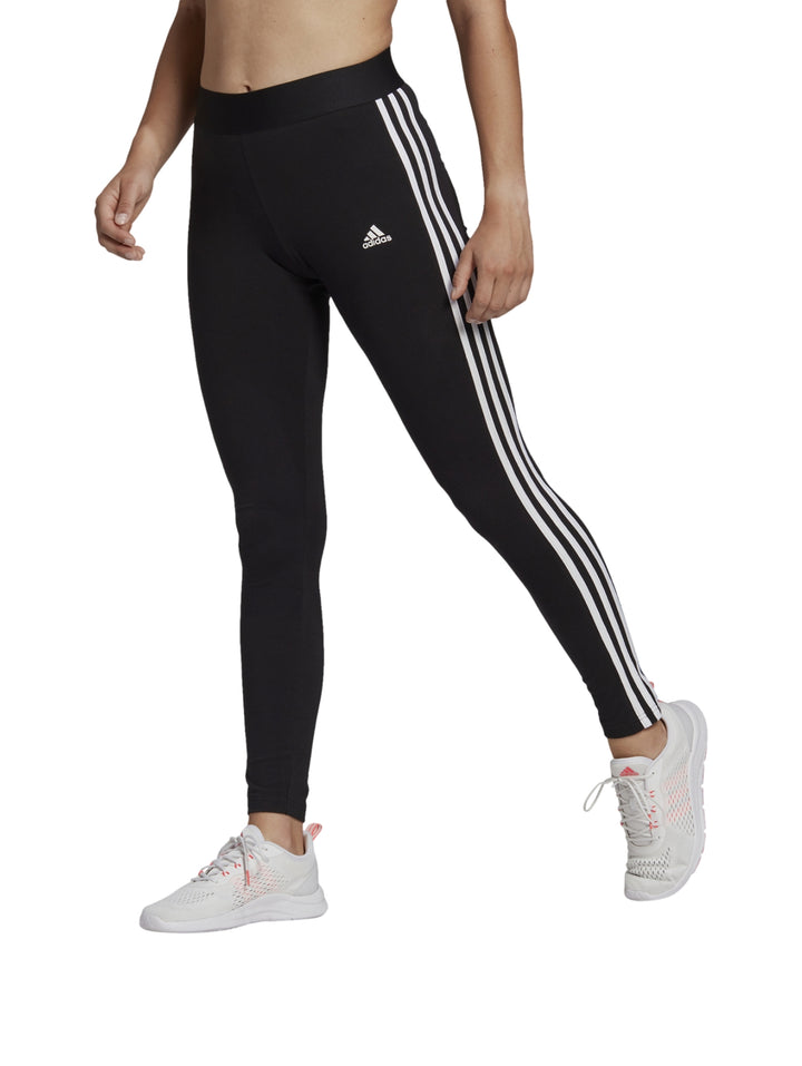Mallas deportivas Adidas negras con tres rayas blancas laterales para mujer.