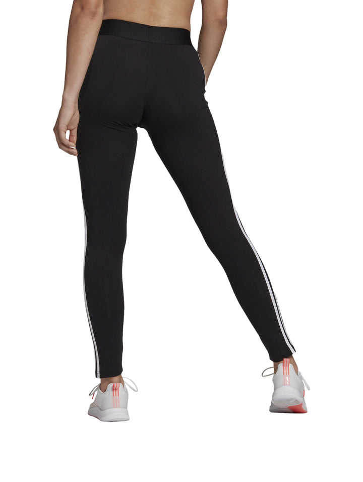 Mallas deportivas Adidas negras con tres rayas blancas laterales para mujer.
