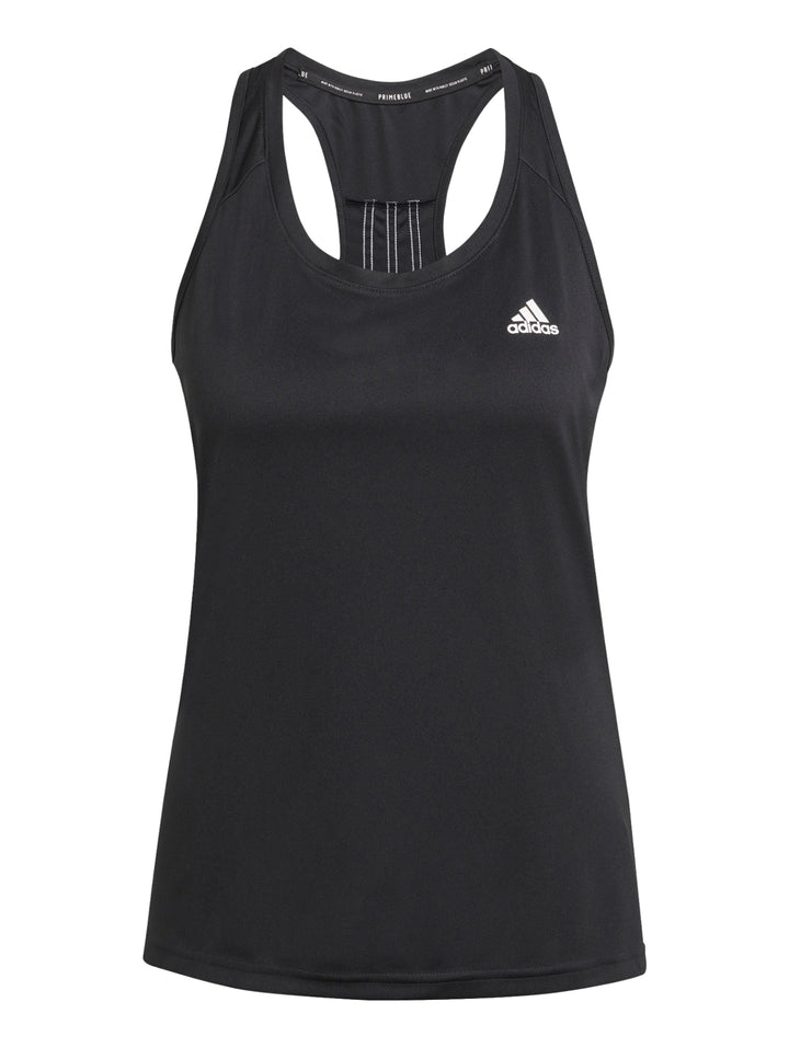 Mujer vistiendo camiseta deportiva negra sin mangas de la marca Adidas con logotipo blanco en el pecho.