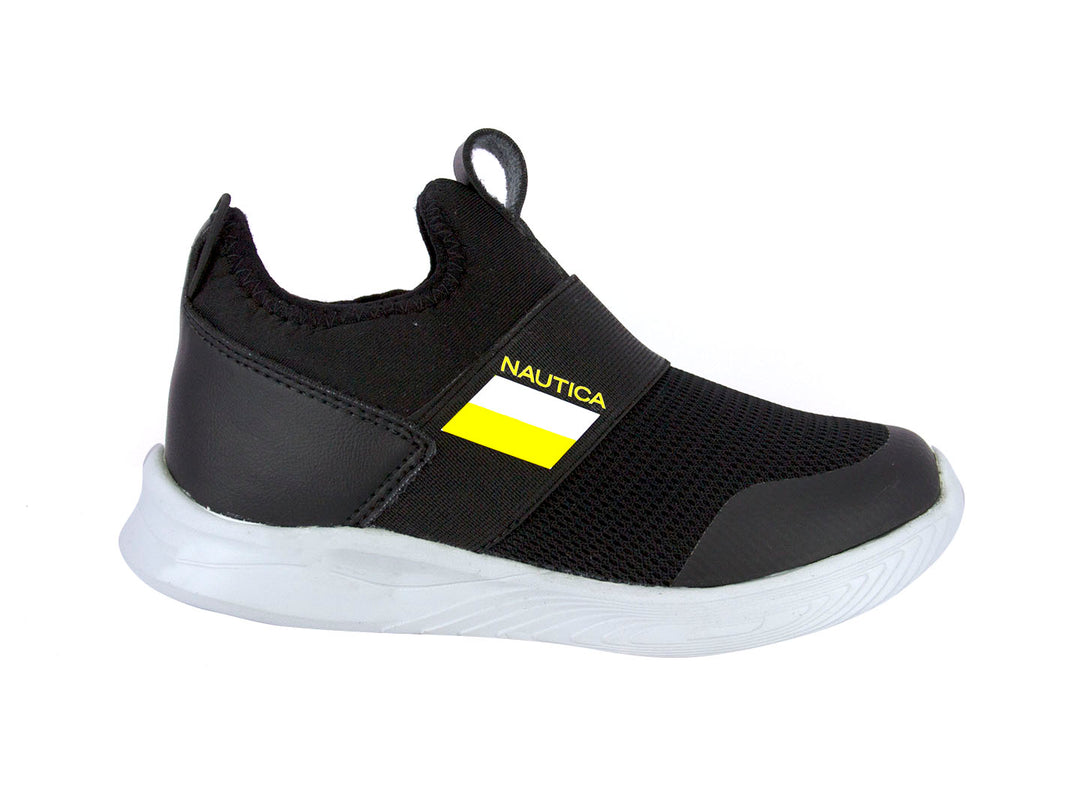 Tenis deportivos infantiles Nautica color negro con suela blanca y detalle amarillo.