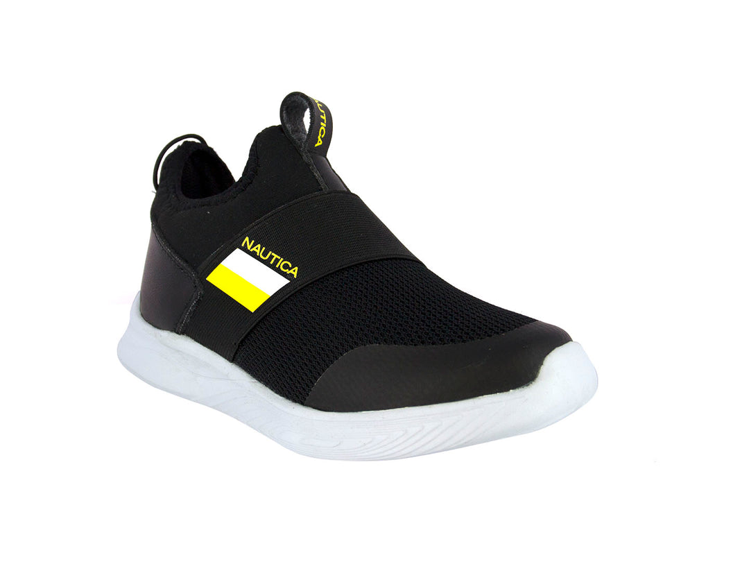 Tenis deportivos infantiles Nautica color negro con suela blanca y detalle amarillo.