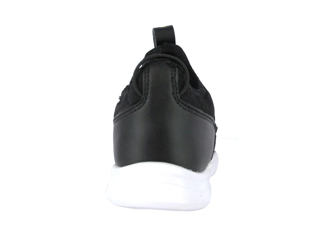 Tenis deportivos infantiles Nautica color negro con suela blanca y detalle amarillo.