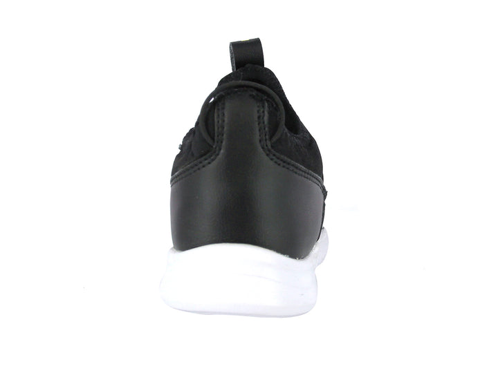 Tenis deportivos infantiles Nautica color negro con suela blanca y detalle amarillo.