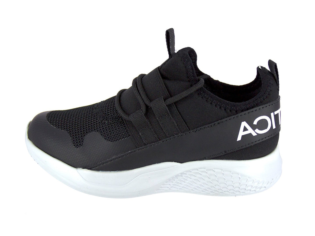 Tenis deportivos Nautica color negro con suela blanca y diseño slip-on.