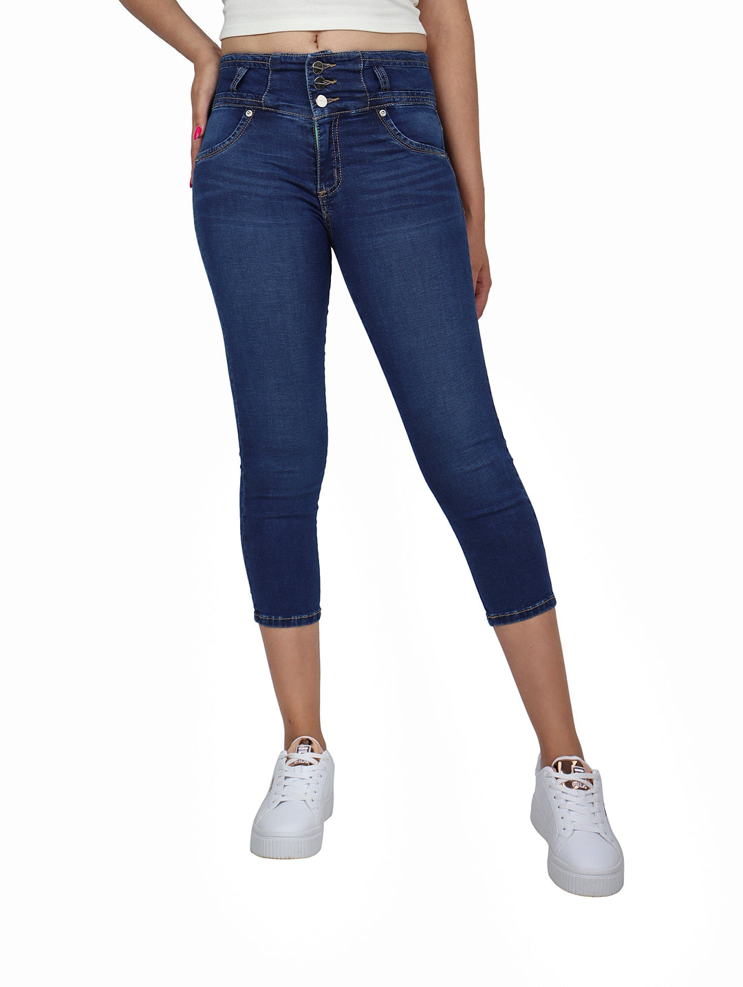 Pantalón de mezclilla azul oscuro para mujer, de tiro medio y corte ajustado.