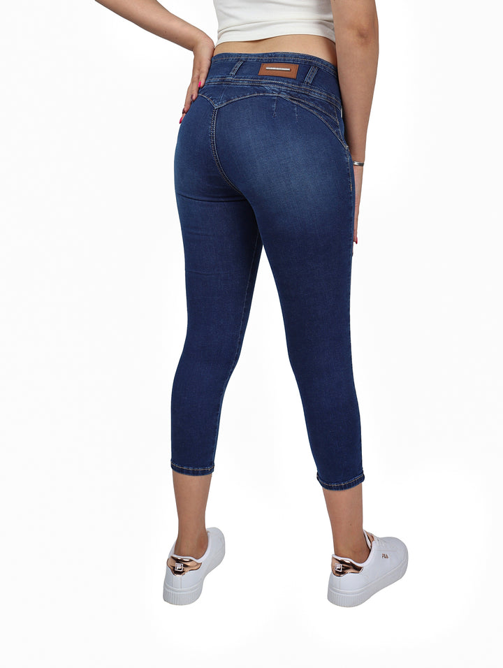 Pantalón de mezclilla azul oscuro para mujer, de tiro medio y corte ajustado.
