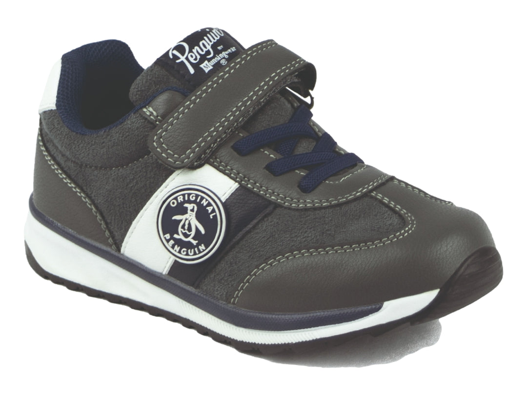 Zapato deportivo infantil marca Penguin en color gris con detalles en blanco y azul marino, cierre de velcro y agujetas.