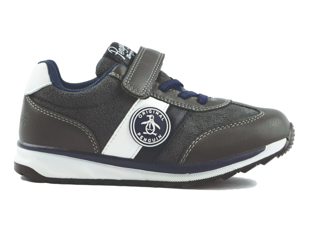 Zapato deportivo infantil marca Penguin en color gris con detalles en blanco y azul marino, cierre de velcro y agujetas.