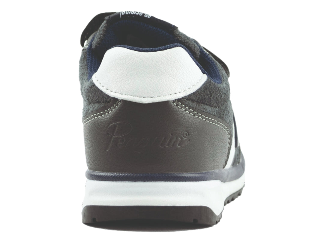 Zapato deportivo infantil marca Penguin en color gris con detalles en blanco y azul marino, cierre de velcro y agujetas.