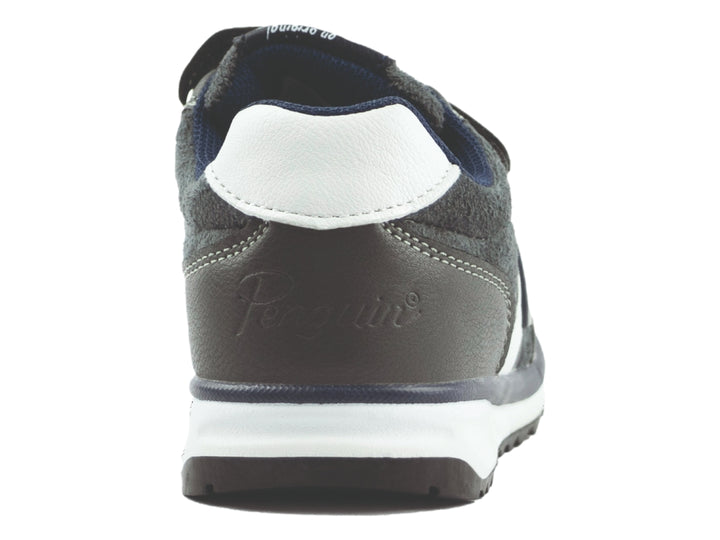Zapato deportivo infantil marca Penguin en color gris con detalles en blanco y azul marino, cierre de velcro y agujetas.
