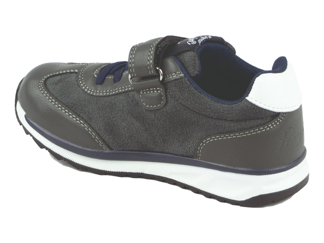 Zapato deportivo infantil marca Penguin en color gris con detalles en blanco y azul marino, cierre de velcro y agujetas.