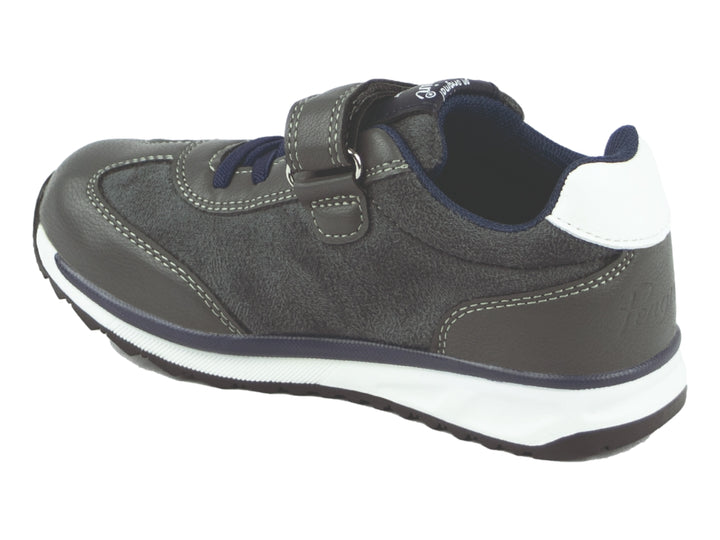 Zapato deportivo infantil marca Penguin en color gris con detalles en blanco y azul marino, cierre de velcro y agujetas.