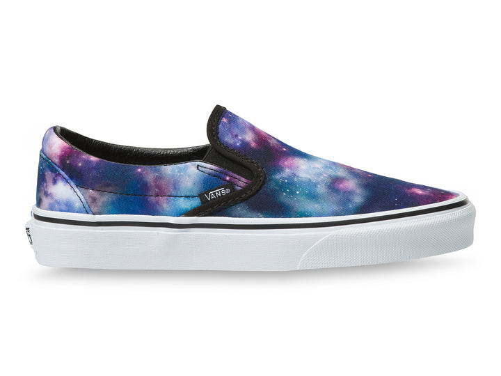 Tenis Vans Classic Slip On con estampado de galaxia en tonos azul y púrpura y suela blanca.