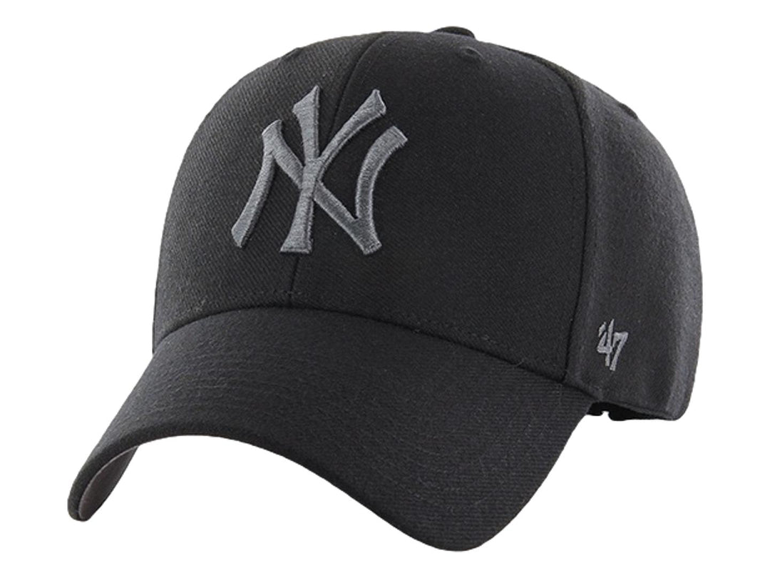 Gorra de béisbol negra 47 Brand con logo de New York Yankees bordado en gris.