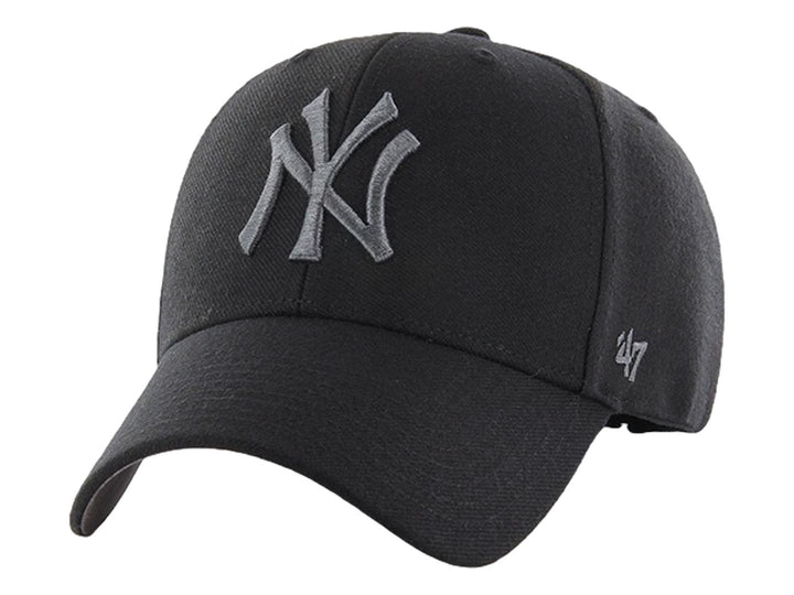 Gorra de béisbol negra 47 Brand con logo de New York Yankees bordado en gris.