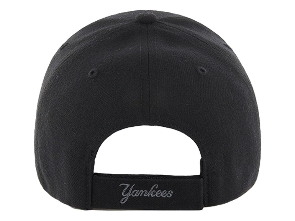 Gorra de béisbol negra 47 Brand con logo de New York Yankees bordado en gris.