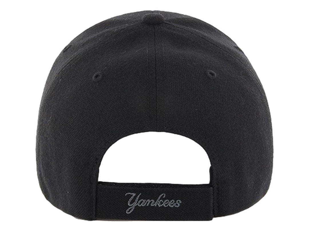 Gorra de béisbol negra 47 Brand con logo de New York Yankees bordado en gris.