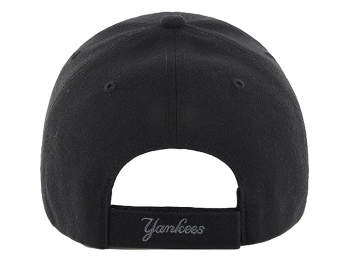 Gorra de béisbol negra 47 Brand con logo de New York Yankees bordado en gris.