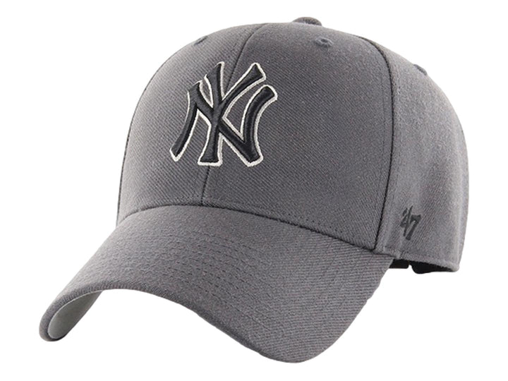 Gorra de béisbol color gris carbón con logotipo de los New York Yankees bordado al frente.