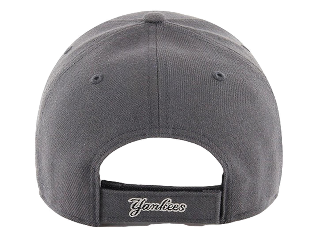 Gorra de béisbol color gris carbón con logotipo de los New York Yankees bordado al frente.