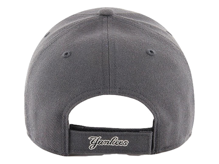 Gorra de béisbol color gris carbón con logotipo de los New York Yankees bordado al frente.