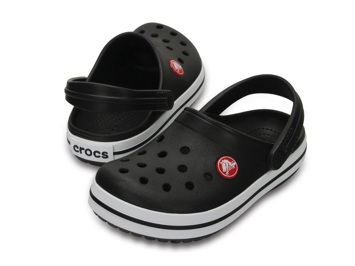Zuecos Crocs Crocband color negro con franja blanca en la suela y correa trasera.